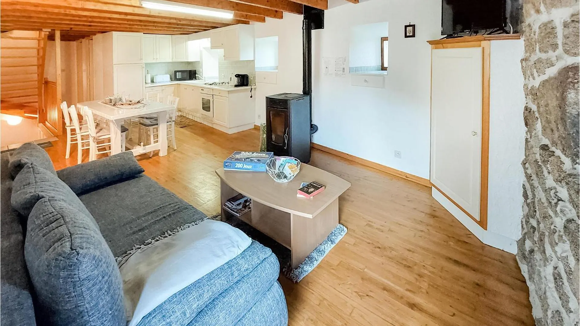 Holiday home 3 Bedroom Stunning Home In Essertines-En-Chatelne