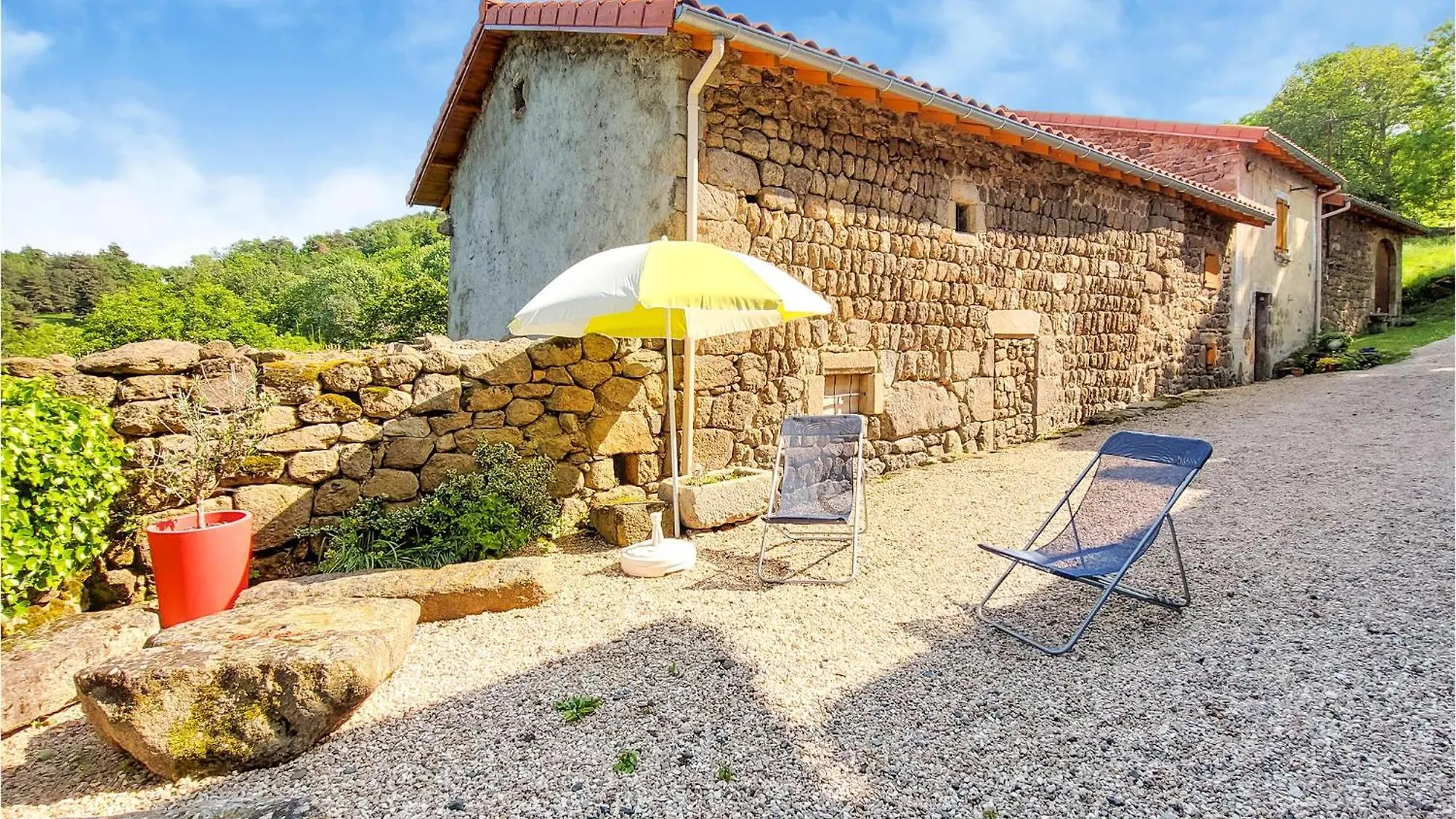 3 Bedroom Stunning Home In Essertines-En-Chatelne