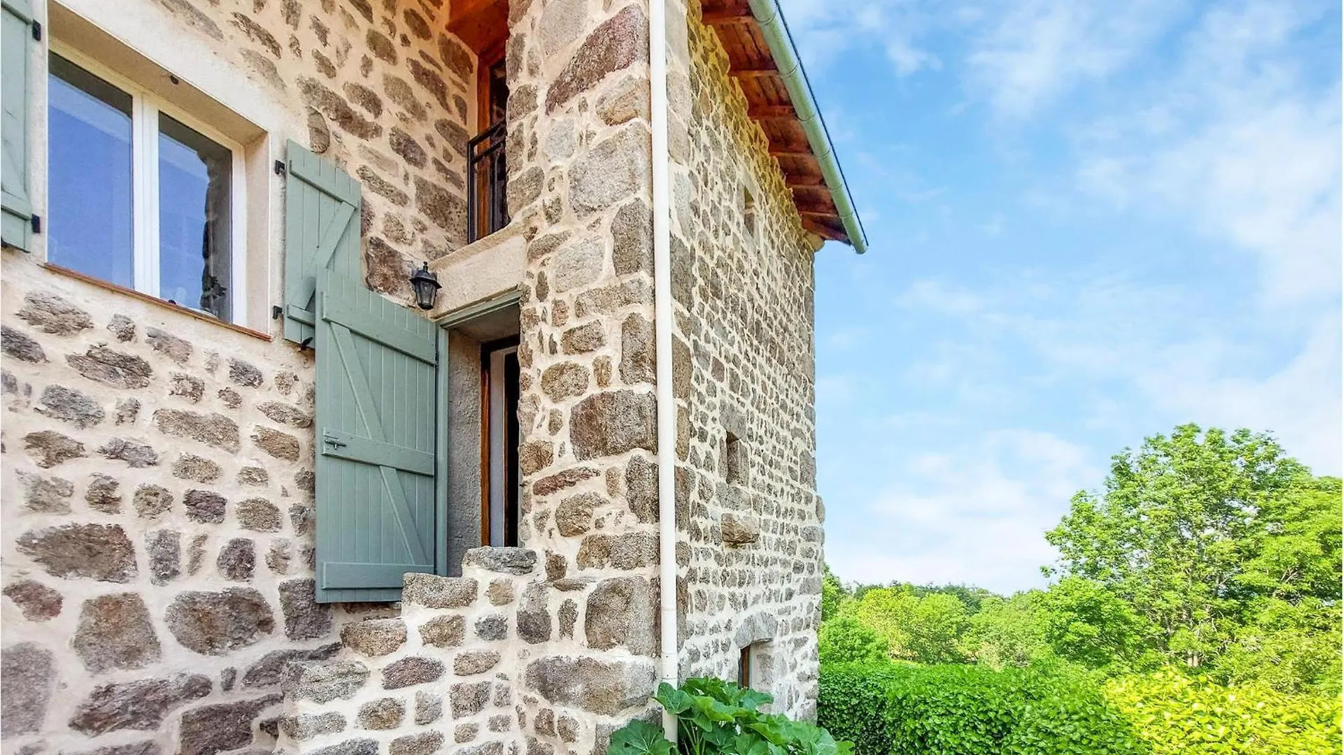 Holiday home 3 Bedroom Stunning Home In Essertines-En-Chatelne